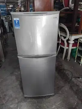 kulkas 2 pintu AQUA murah normal