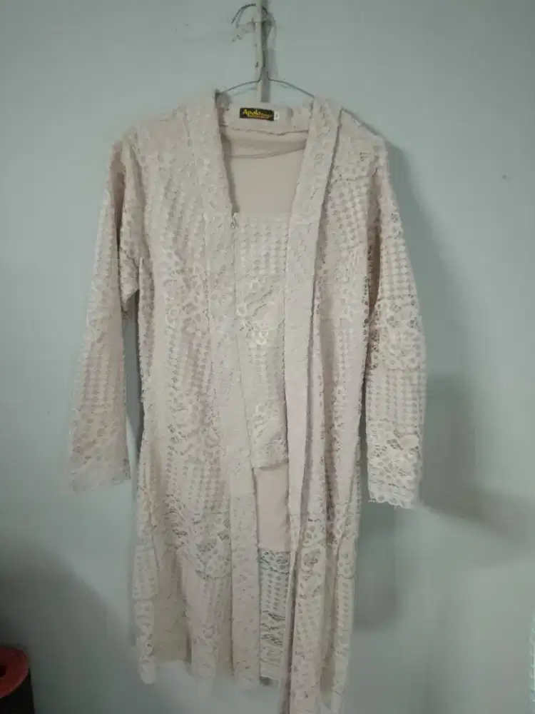 Kebaya wanita brukat