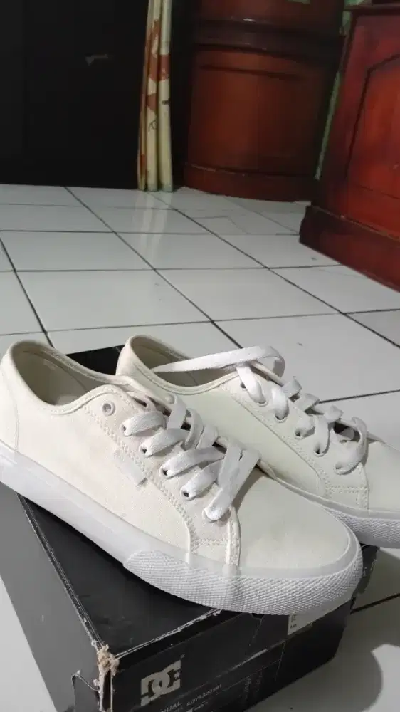 sepatu putih canvas