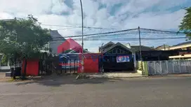Rumah parkiran luas di poros Jl.Tidar cocok untuk usaha cafe/kuliner
