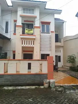 Di Jual Rumah 2 Tingkat, lokasi strategis, bebas banjir