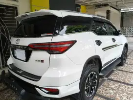 Fortuner GR 2,8 putih th 2024 solar