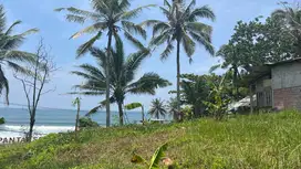 Tanah jalan kaki ke pantai zona pariwisata dengan view cantik