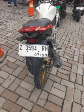 Motor Vixion warna putih