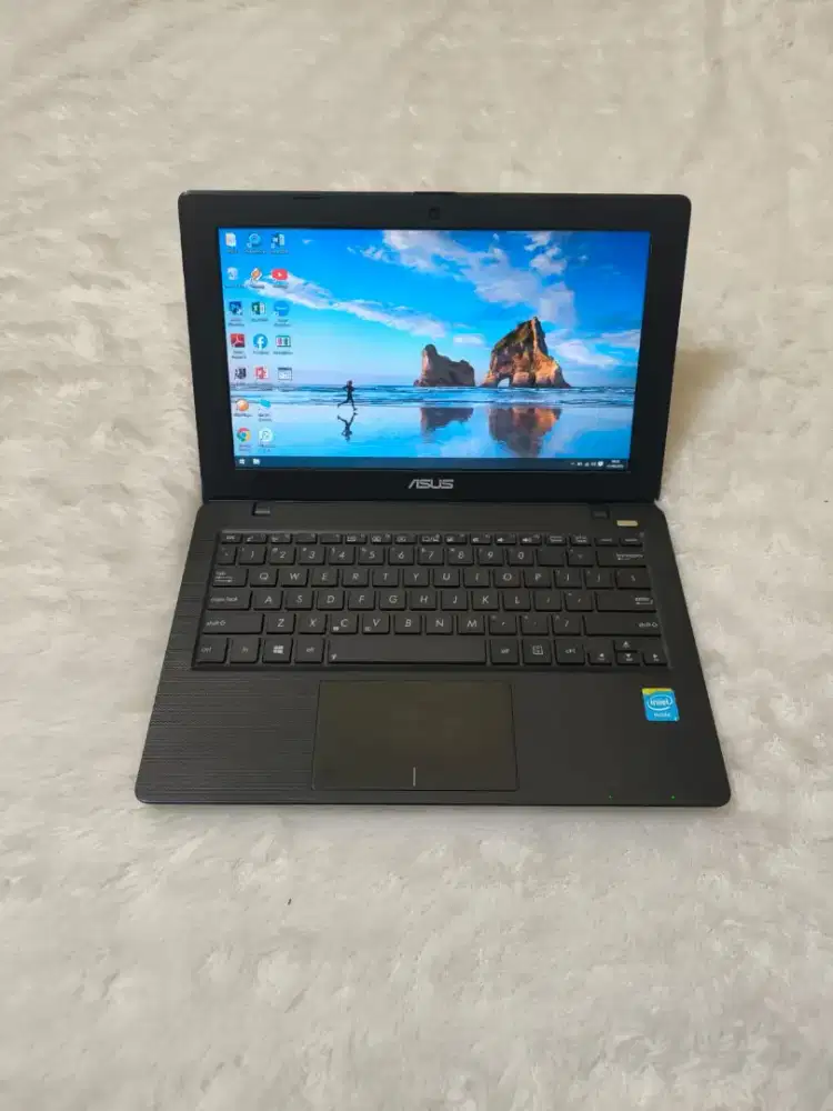 Dijual notebook asus slim,kencang.intel celeron. Ram 2 gb,ssd 120 gb