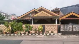 Di Jual Rumah Asri dan Strategis, 4KT, 2KM, 1.5 Lt, AC 4, Kitchen set