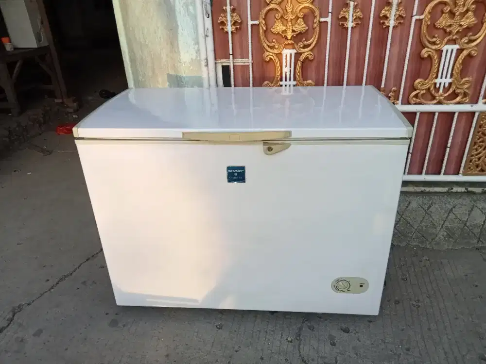Freezer bok merek Sharp kapasitas 300 liter