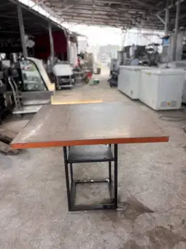 Meja makan
Daun meja marmer lapis kayu
Kaki meja besi
Uk 90x90x75