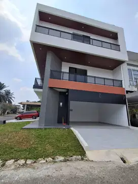 DIJUAL RUMAH HOEK 3 LANTAI ADA LIFT, MEWAH MODERN DI ALAM SUTERA