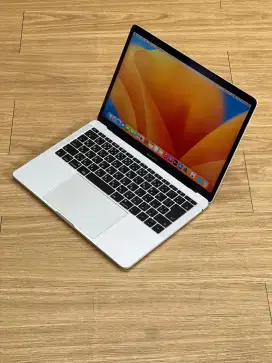 MacBook Pro 2017 , 13 inch , 8/256 Non Touch Bar