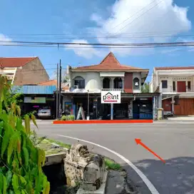 Rumah dan ruang usaha luas di jalan raya Sukoharjo Kota