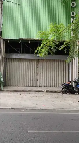Ruko MURAH Strategis pusat kota siap pakai di Cihampelas , Bandung