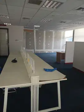 SEWA KANTOR DI JAKARTA PUSAT KEMAYORAN 138M2 PARTISI 100K NEGO
