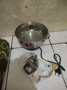 Panci listrik ukuran yang besar masih baru di jual 100 ribu siap anter