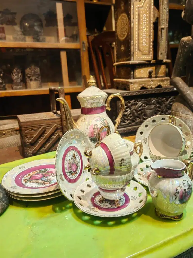 Teaset Jepang Lengkap  Sebuah set teh klasik yang memadukan keindaha