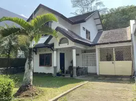 Setraduta bandung rumah di sewakan semi furnish murah nego lokasi aman