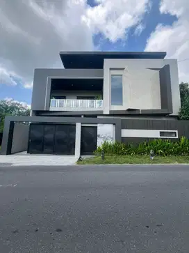 RUMAH MEWAH DENGAN POLL VIEW GUNUNG MERAPI DAN SAWAH