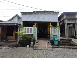 RUMAH DI DESA KANDANGAN, DUDUKSAMPEYAN GRESIK