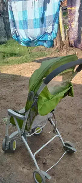 Stroller bayi warna hijau