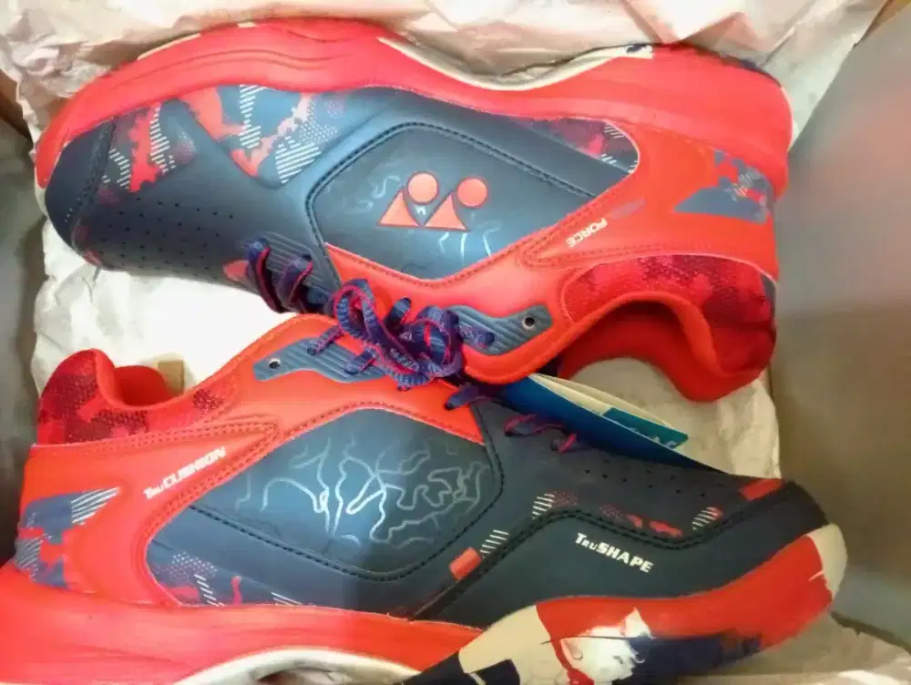 Sepatu badminton merk yonex