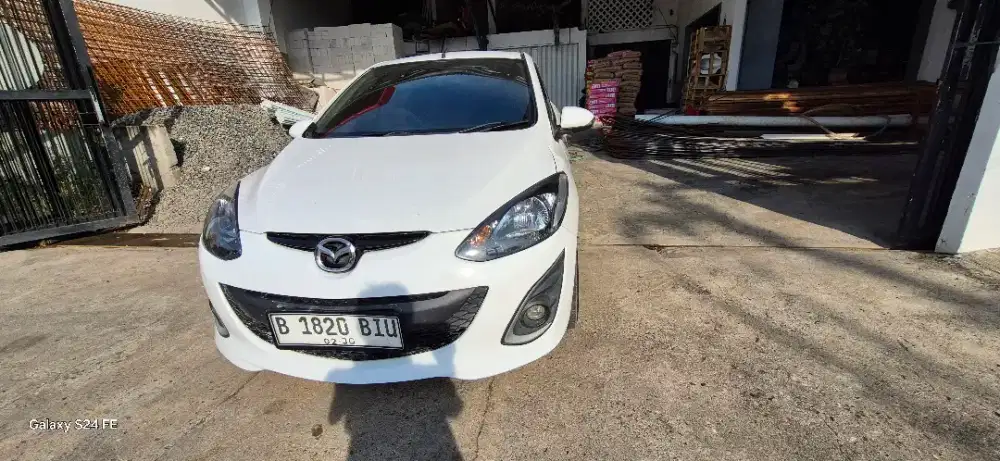 Di jual mazda 2