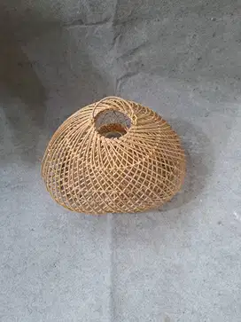 Kap lampu gantung anyaman rotan model Ombak diameter 40 cm