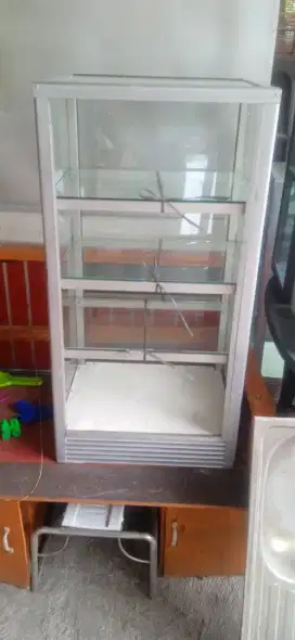 Etalase pajangan