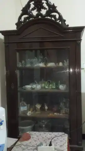 Lemari jati kuno