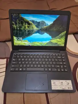 Asus Vivobook E14 E402YA AMD E2 7015 Radeon 4/1TB laptop charger