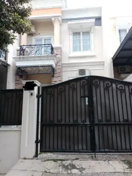 Rumah dua lantai perum Royal residence jakarta timur