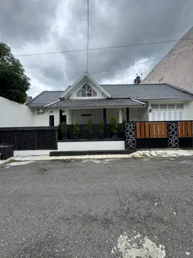 Rumah Retro Klasik Di Jalan Kaliurang Km 13