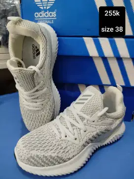 Sepatu olahraga
