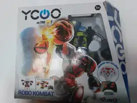 Mainan robot dengan remote