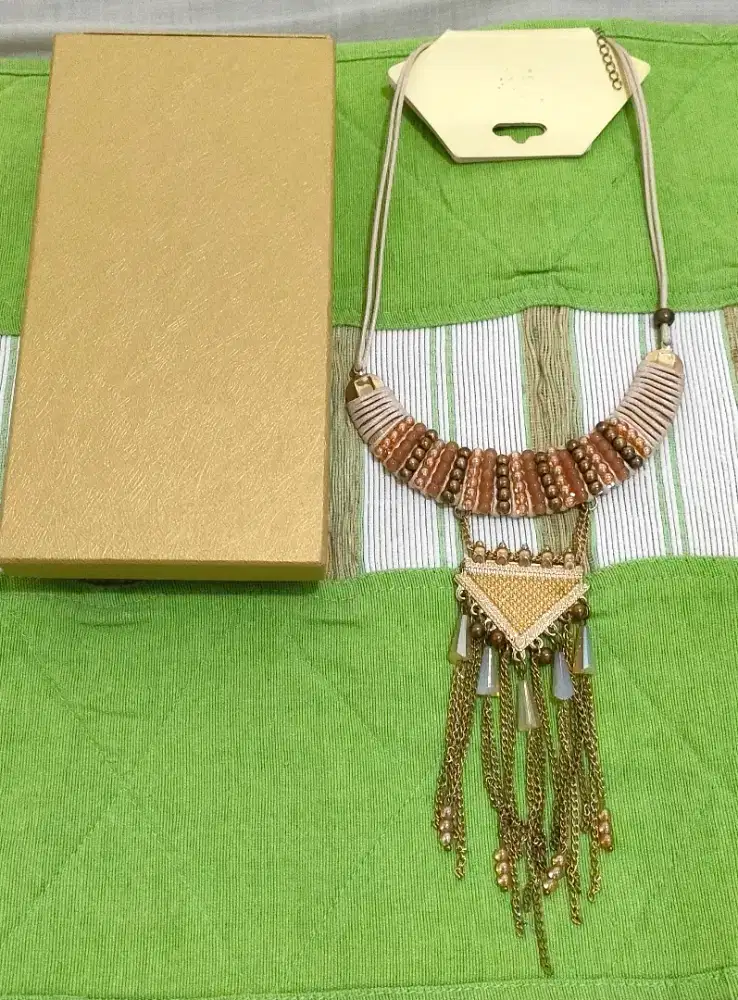 Kalung etnik wanita baru