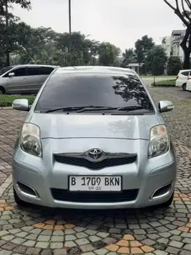 TOYOTA YARIS 1.5 J AT 2010 SILVER