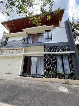 RUMAH MEWAH 2 LANTAI KONTEMPORER DI JALAN KALIURANG KM 13 DEKAT PPPG