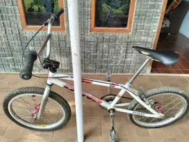 Djual sepeda BMX GT