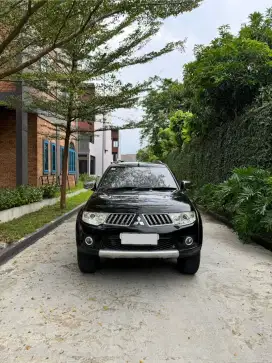 DI JUAL PAJERO SPORT HITAM TAHUN 2012