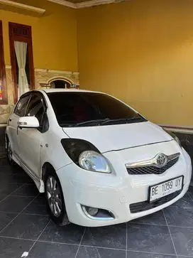 DIJUAL YARIS 2010 E