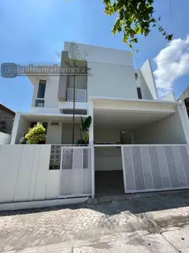 Rumah baru 3 lantai full furnish mewah dekat jogjabay