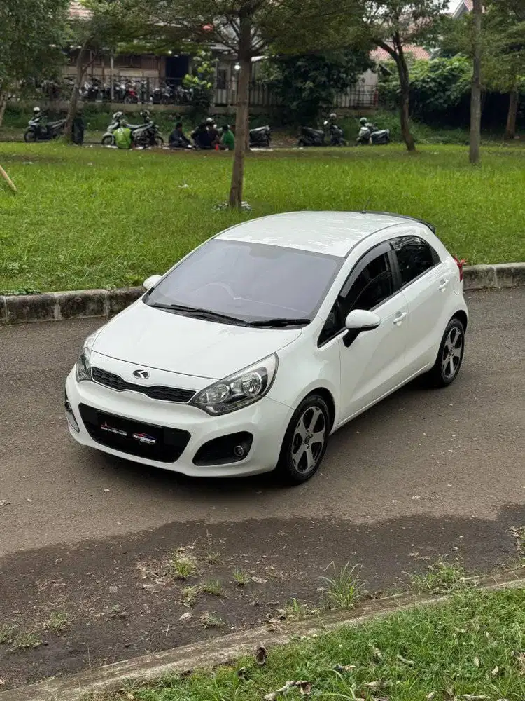 KIA RIO 1.4 SE AT 2013 PUTIH MURAH
