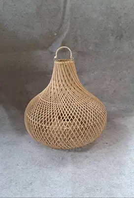 Kap lampu gantung anyaman rotan model Jambu diameter 40 cm