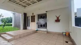 Dijual Rumah Posisi Hook Berlokasi Strategis di Kemang Pratama 5