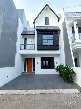 Rumah Baru Dengan Rooftoop Di cluster Pinggir jalan Di jakarta selatan