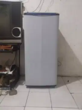 Di jual kulkas Sanyo 1 pintu