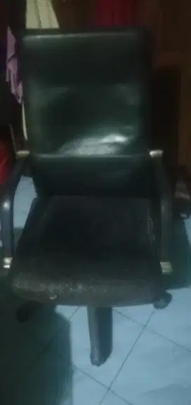 Kursi kantor besi