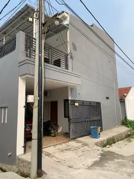 Dijual Rumah 2 Lantai Siap Huni Full Renovasi sepatan