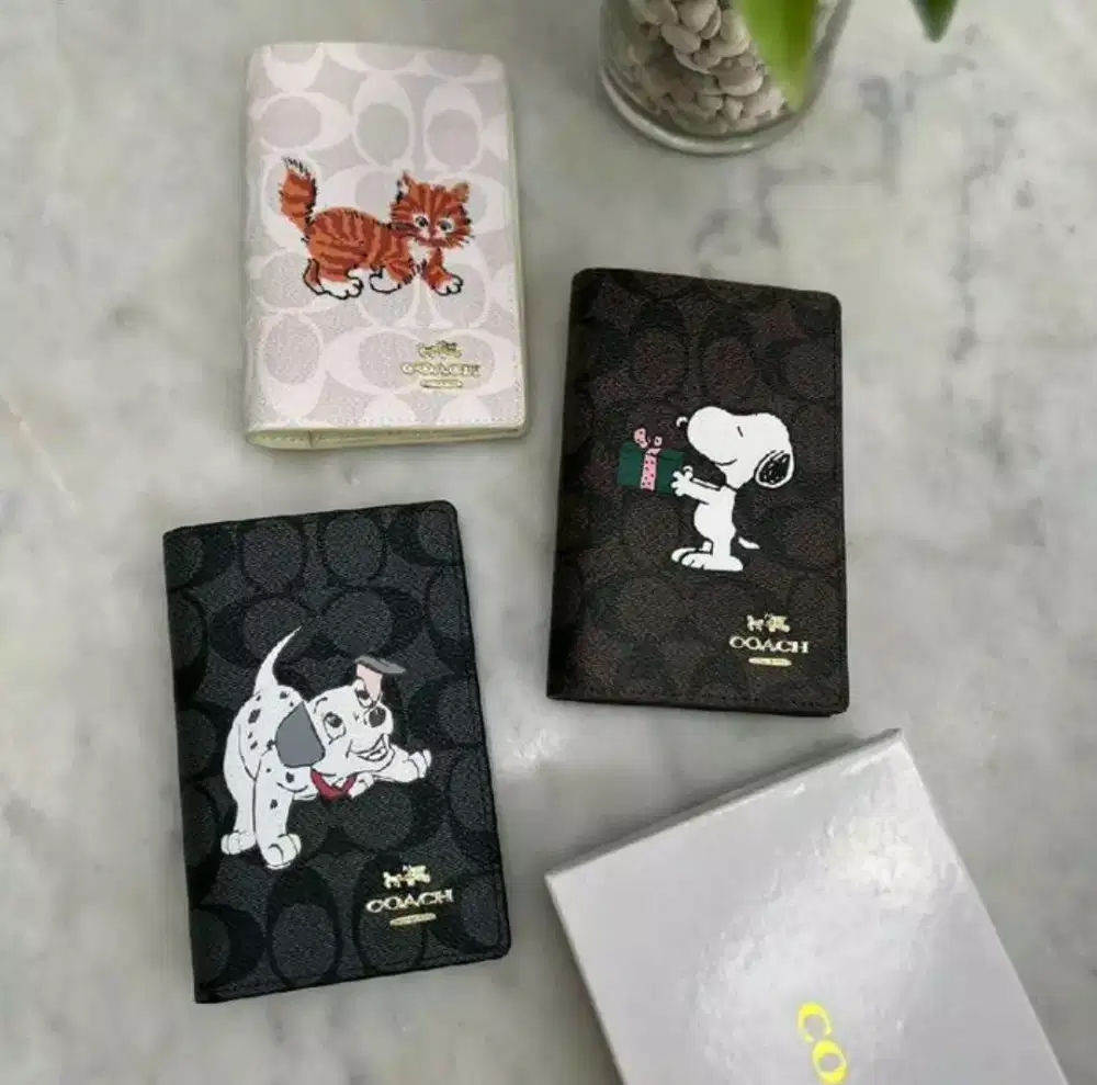 Dompet passport coach cover snoopy edition