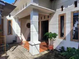 Rumah pinggir jalan aspal Banyuwangi kota