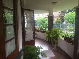 Dijual rumah klasik di Jl. Cipunegara